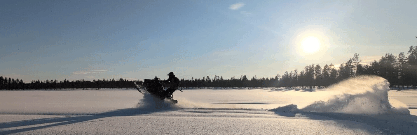 Snöskoter i vinterlandskap
